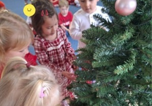 Dzieci z grupy Tygryski podczas ubierania choinki