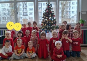 Dzieci z grupy Tygryski podczas ubierania choinki