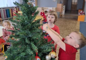 Dzieci z grupy Tygryski podczas ubierania choinki