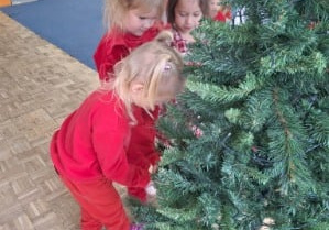 Dzieci z grupy Tygryski podczas ubierania choinki