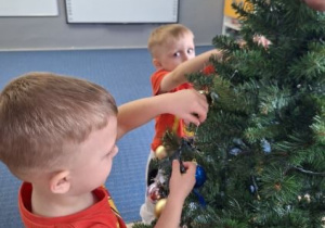 Dzieci z grupy Tygryski podczas ubierania choinki