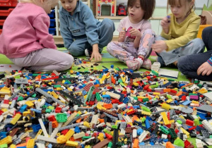 Dzieci z grupy "Tygryski" podczas zabawy klockami Lego