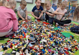 Dzieci z grupy "Tygryski" podczas zabawy klockami Lego