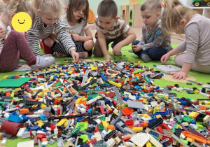 Dzieci z grupy "Tygryski" podczas zabawy klockami Lego
