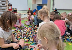 Dzieci z grupy "Tygryski" podczas zabawy klockami Lego