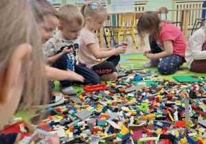 Dzieci z grupy "Tygryski" podczas zabawy klockami Lego