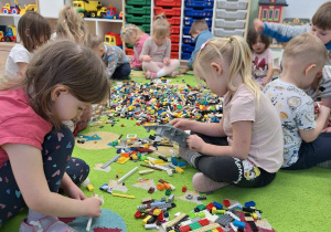 Dzieci z grupy "Tygryski" podczas zabawy klockami Lego