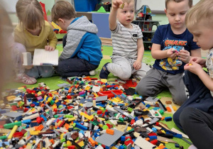 Dzieci z grupy "Tygryski" podczas zabawy klockami Lego
