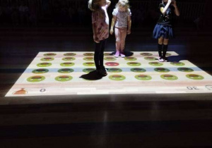 Dzieci podczas zabawy na podłodze interaktywnej