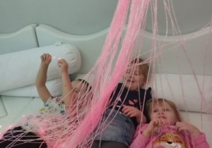 Dzieci podczas zabawy w Sali Doświadczania Świata