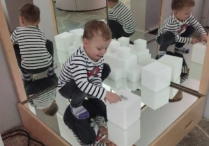 Dzieci podczas zabawy w Sali Doświadczania Świata