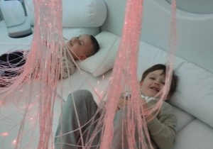 Dzieci podczas zabawy w Sali Doświadczania Świata