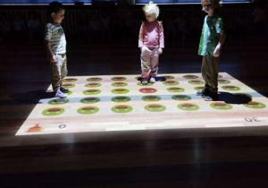 Dzieci podczas zabawy na podłodze interaktywnej