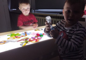 Dzieci podczas zabawy w Sali Doświadczania Świata