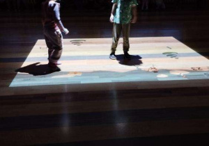 Dzieci podczas zabawy na podłodze interaktywnej