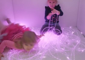 Dzieci podczas zabawy w Sali Doświadczania Świata