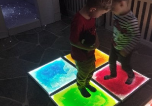 Dzieci podczas zabawy w Sali Doświadczania Świata