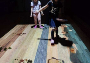 Dzieci podczas zabawy na podłodze interaktywnej