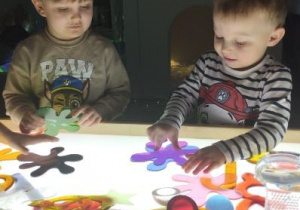 Dzieci podczas zabawy w Sali Doświadczania Świata