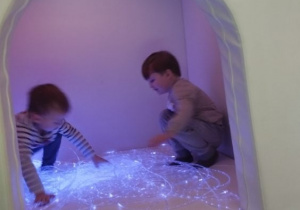 Dzieci podczas zabawy w Sali Doświadczania Świata