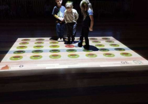 Dzieci podczas zabawy na podłodze interaktywnej