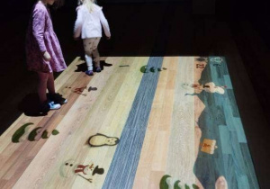 Dzieci podczas zabawy na podłodze interaktywnej