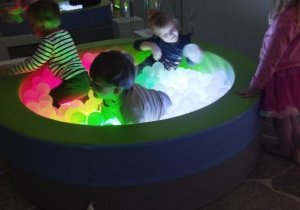 Dzieci podczas zabawy w Sali Doświadczania Świata