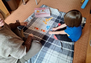 Dziecko podczas zajęć terapeutycznych