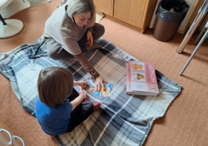 Dziecko podczas zajęć terapeutycznych