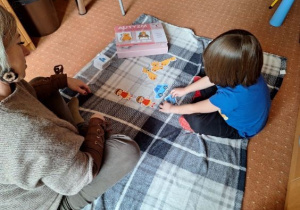 Dziecko podczas zajęć terapeutycznych