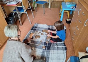 Dziecko podczas zajęć terapeutycznych