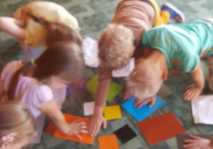 Zabawy z kolorowymi kartonikami