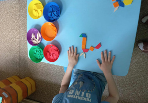 Układanie mozaiki geometrycznej według wzoru