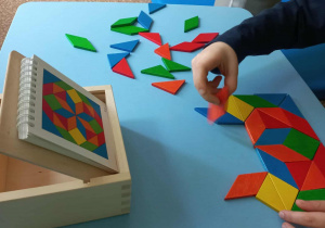 Układanie mozaiki geometrycznej według wzoru