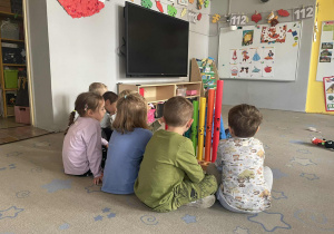 Zajęcia z muzykoterapii z wykorzystaniem bum bum rurek