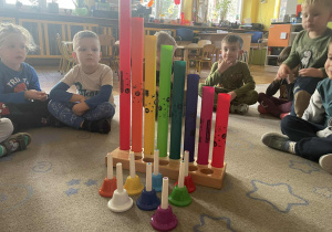 Zajęcia z muzykoterapii z wykorzystaniem bum bum rurek