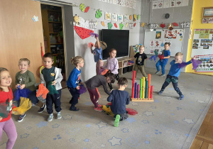 Dzieci podczas zajęć z muzykoterapii